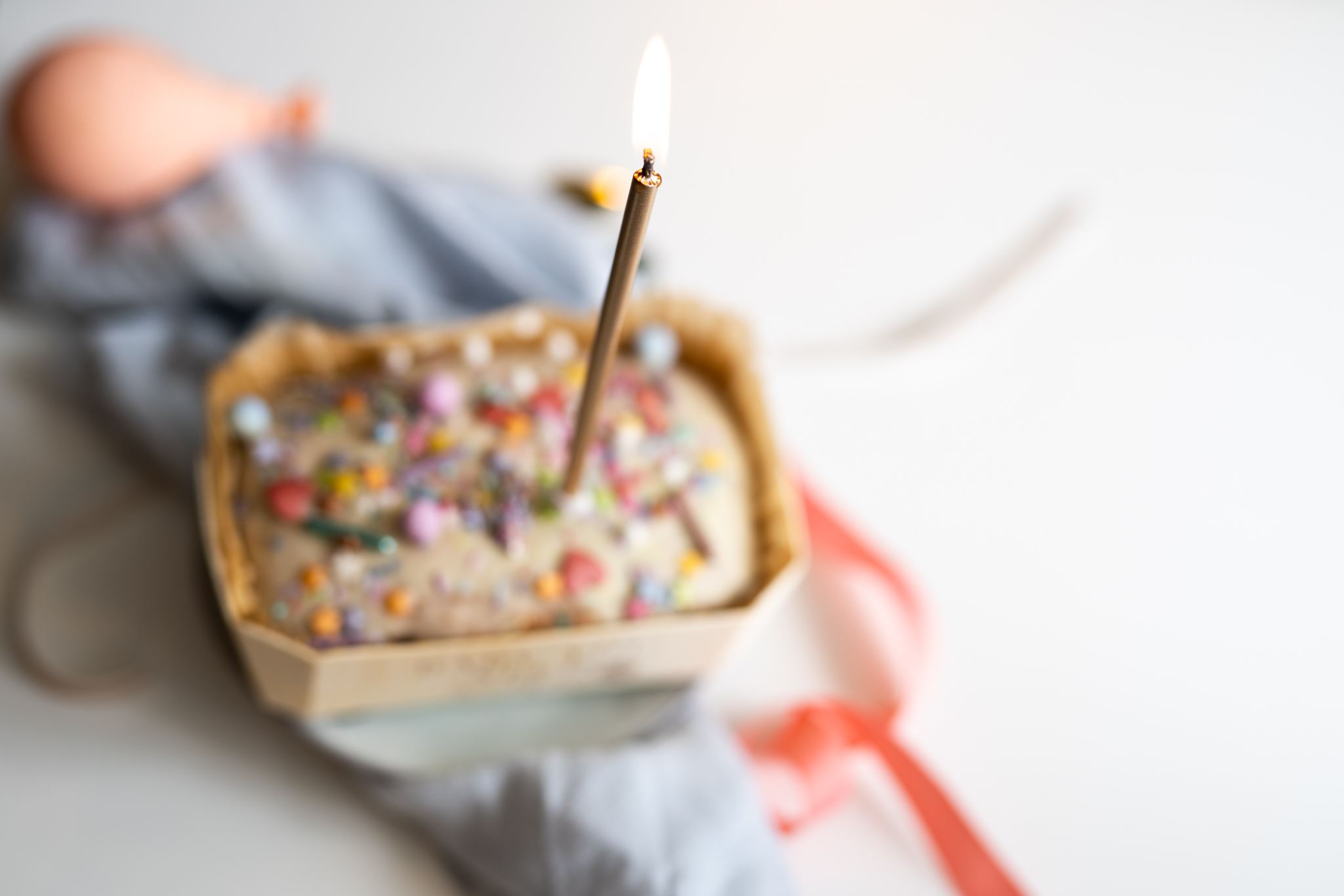 HAPPY Cake mit goldener Kerze